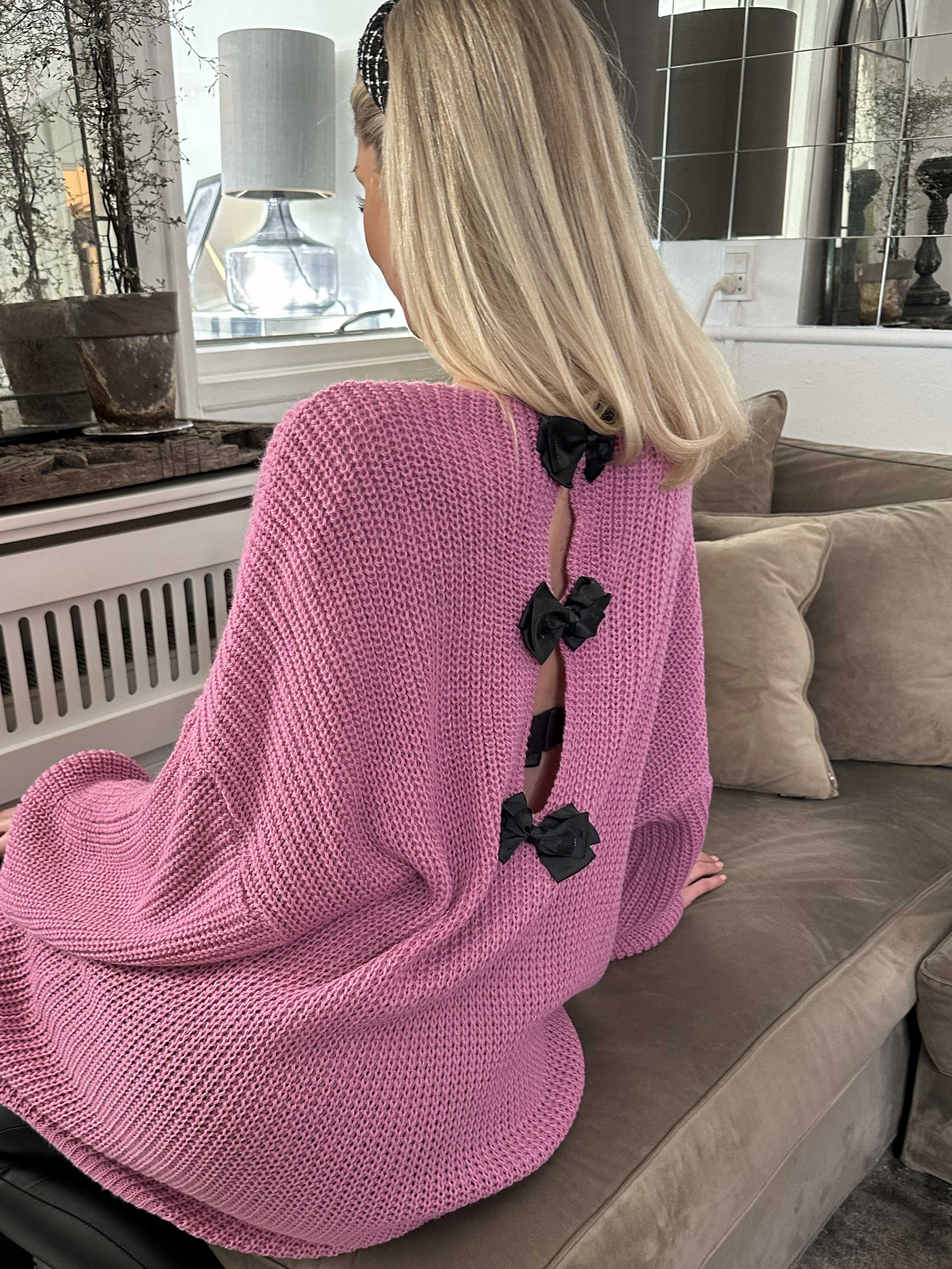 Diana - Fin stickad klänning med ballongärmar och rosetter